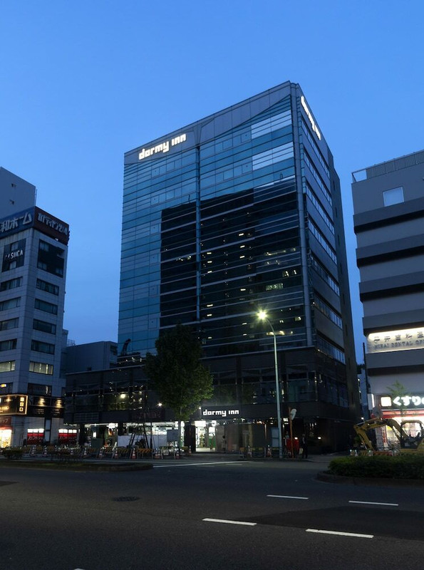 施設の正面 (日没後)