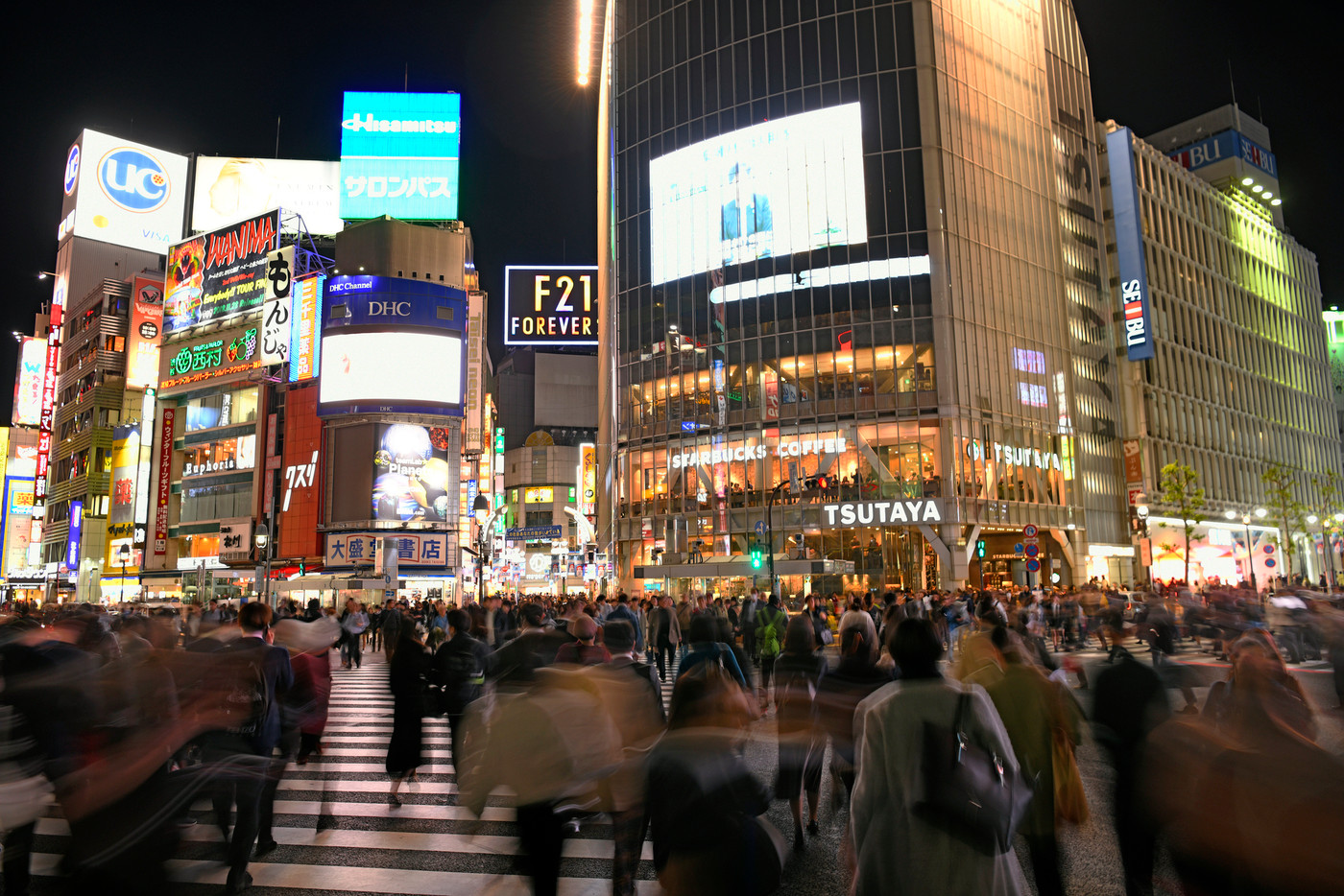 日本の東京都市景観　渋谷のスクランブル交差点などを望む（夜景）
