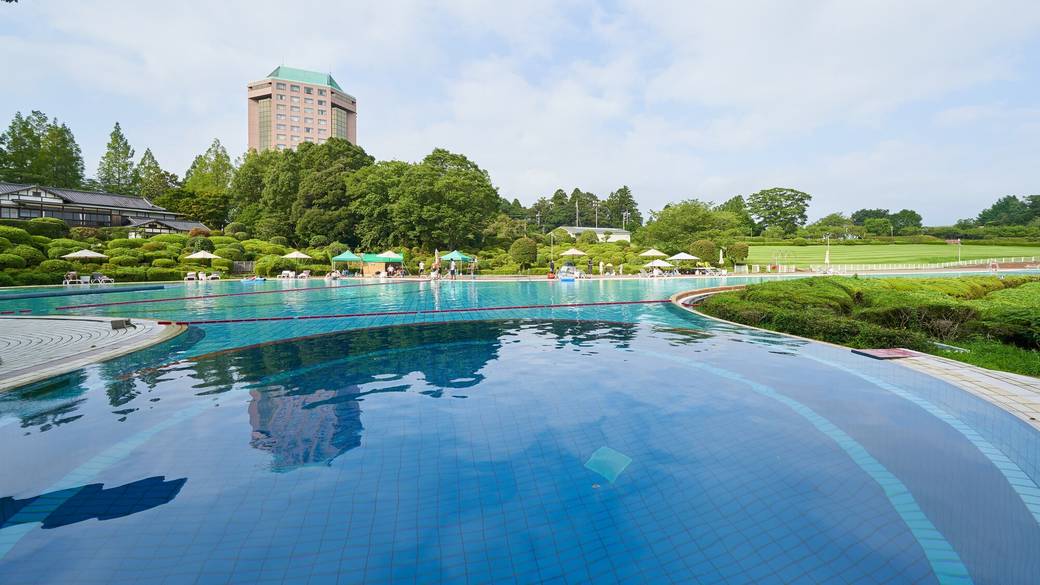 リソルの森・プールとホテル棟 / 1