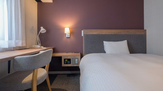 ダブルルーム クイーンベッド 1 台 喫煙可