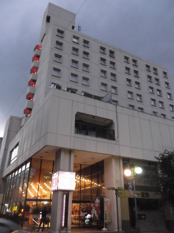 周りには飲食できるお店多数