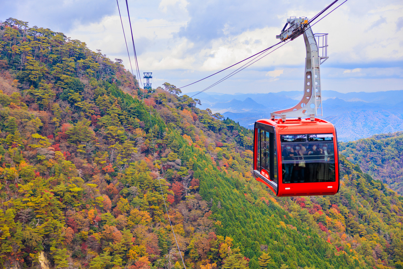 紅葉真っ盛りの六甲有馬ロープウェイ