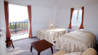 ルーム シングルベッド 2 台 バルコニー マウンテンビュー