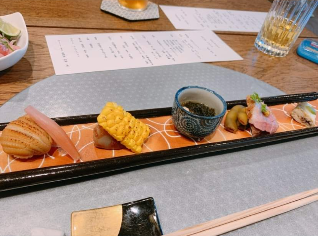 一品ずつ運ばれてくる、大人用の懐石料理 / 2