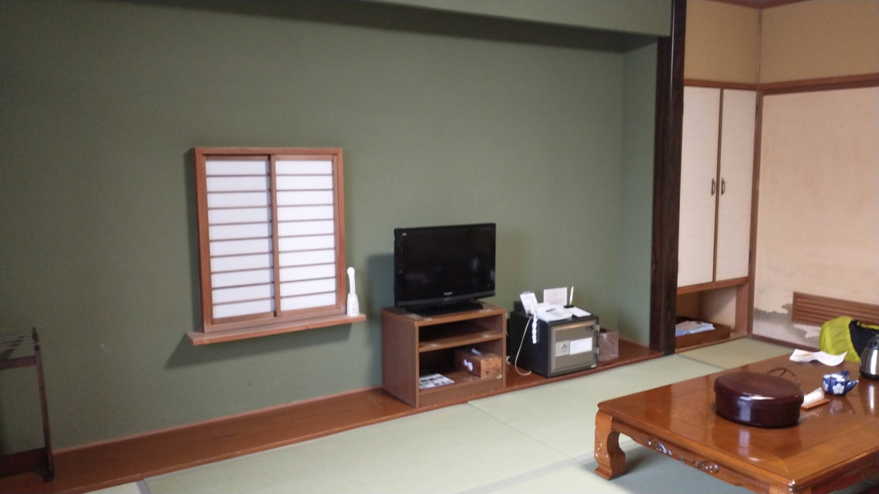 結構広い。バスなし、トイレ付客室