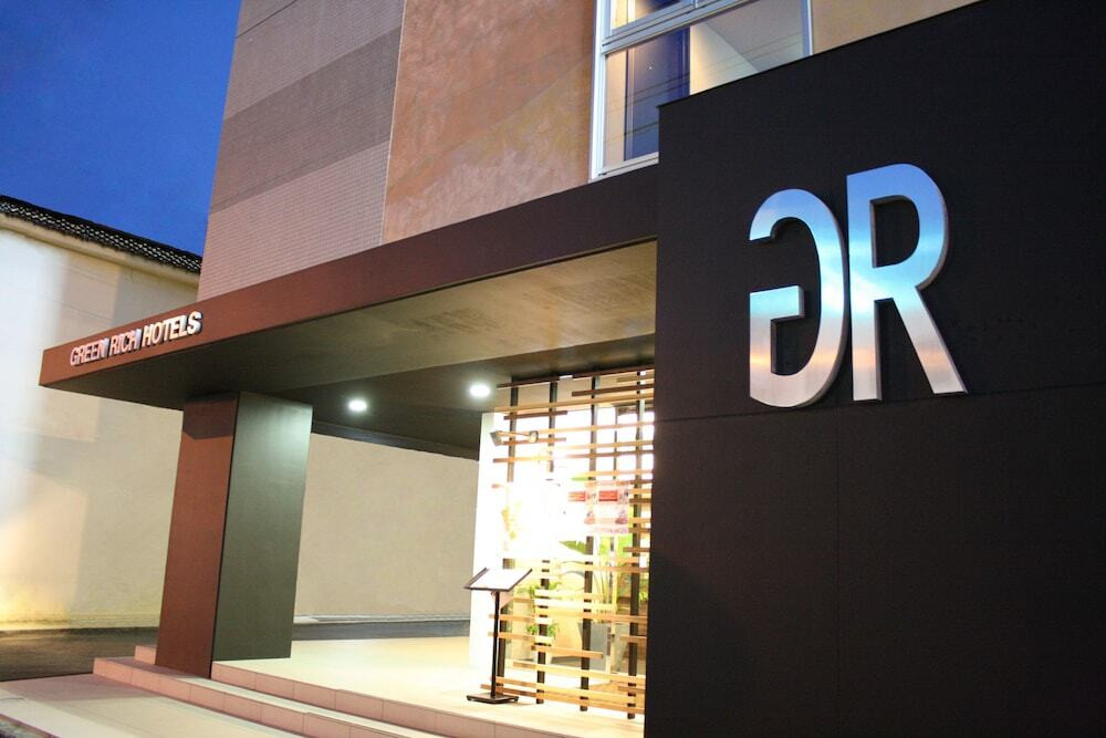 施設の正面 (日没後)