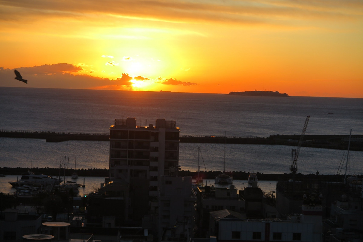 部屋からの日の出