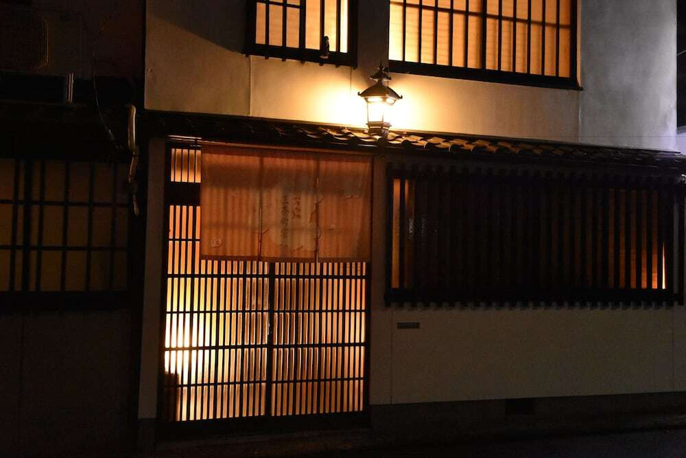 施設の正面 (日没後)