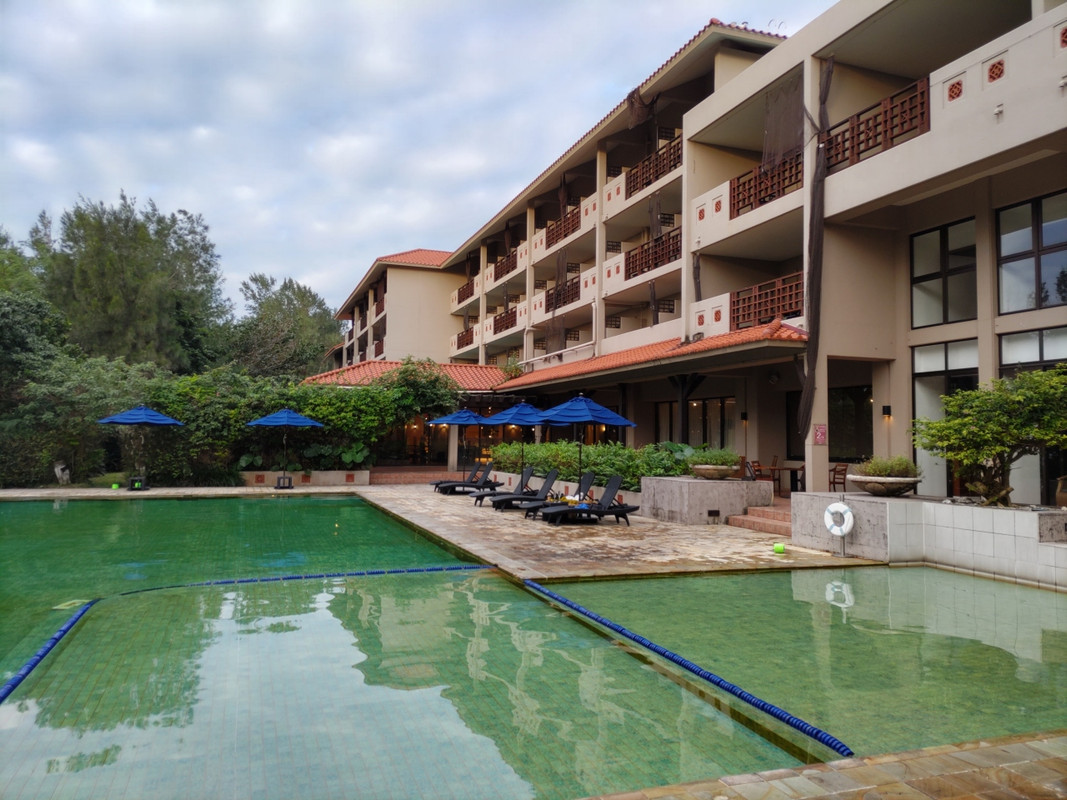 フロントロビーを出たところのプール