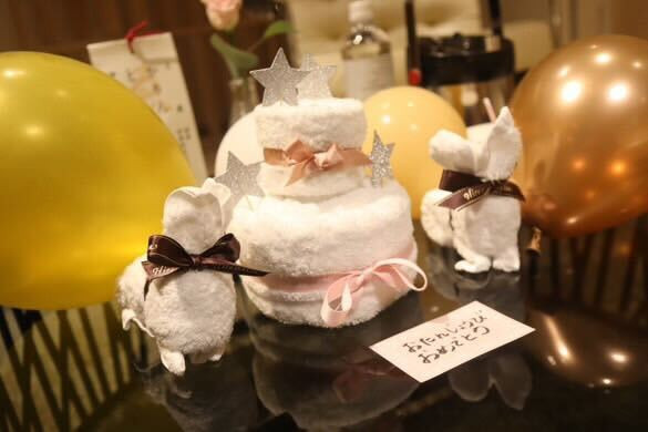 娘たちのお誕生日月だったので、食事から戻ると、お部屋にタオルケーキや風船などでお祝いしてくれていて嬉しかったです。　 / 1