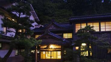 施設の正面 (日没後) / 2