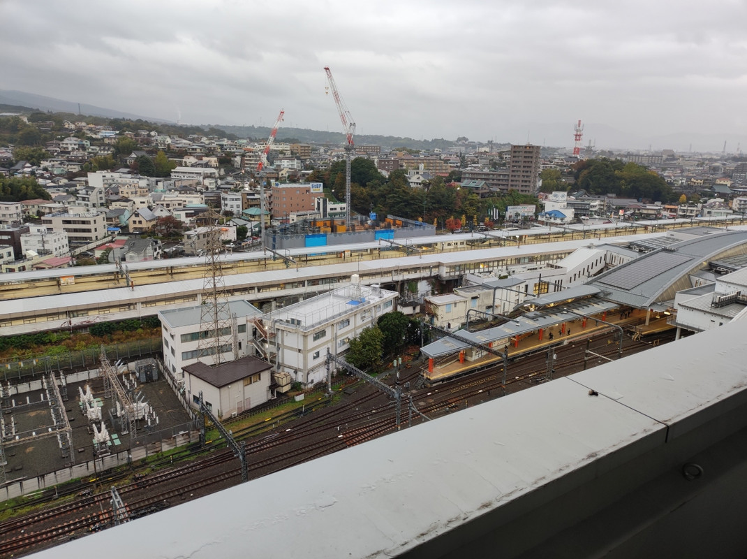 駅側のお部屋からは、電車(3路線)がよく見えます。