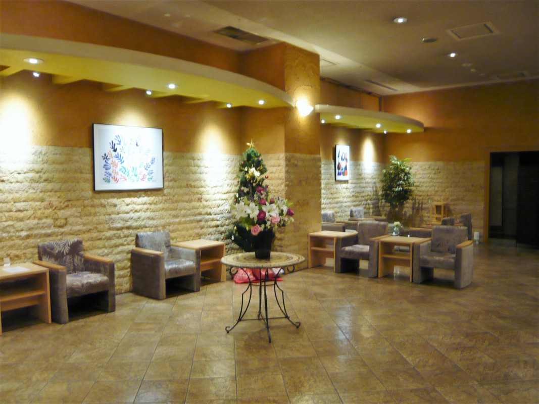 １階ロビとフロントホールです