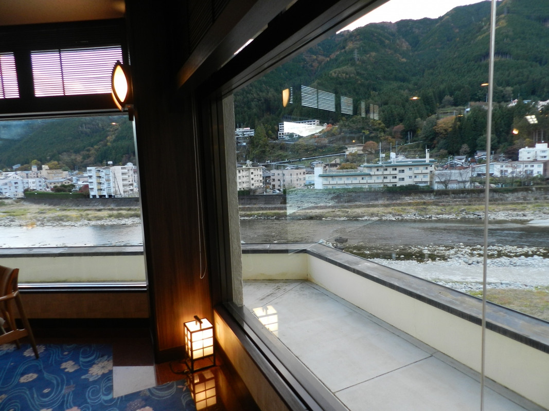 目の前には飛騨川が広がります