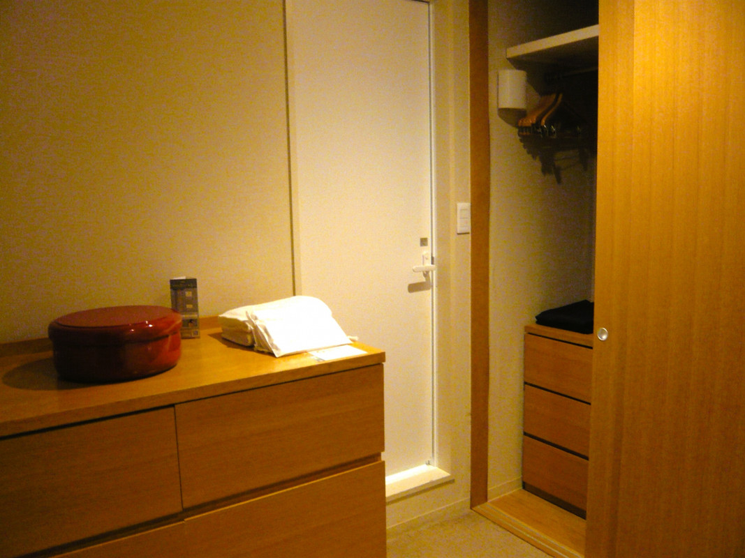 茶菓台とクローゼット