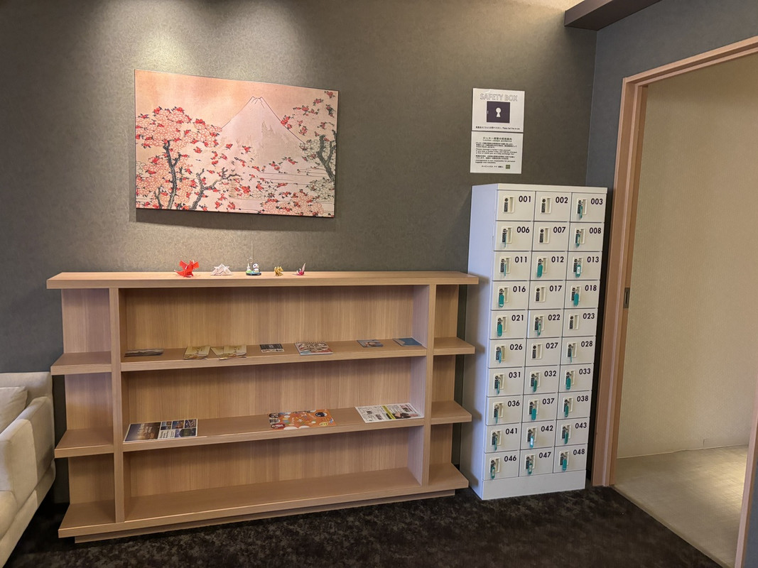 シャワー室前の共有スペースの貴重品BOX