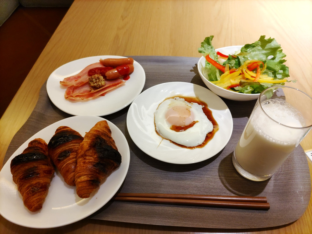 2日目の朝食、パン焦がしちゃった