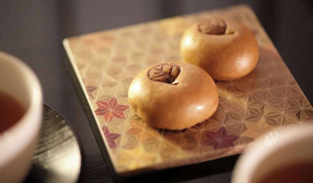 土産処には人気の温泉饅頭も◎ / 1