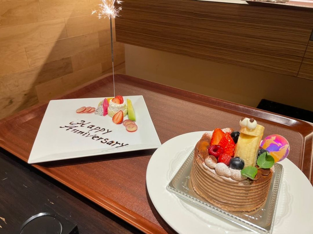 コースと別に結婚記念日のケーキを用意。ホテルからサプライズプレートをいただきました♡