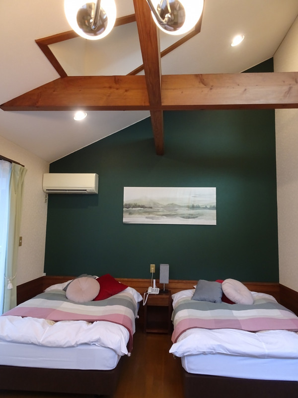 天井高く広々とした客室