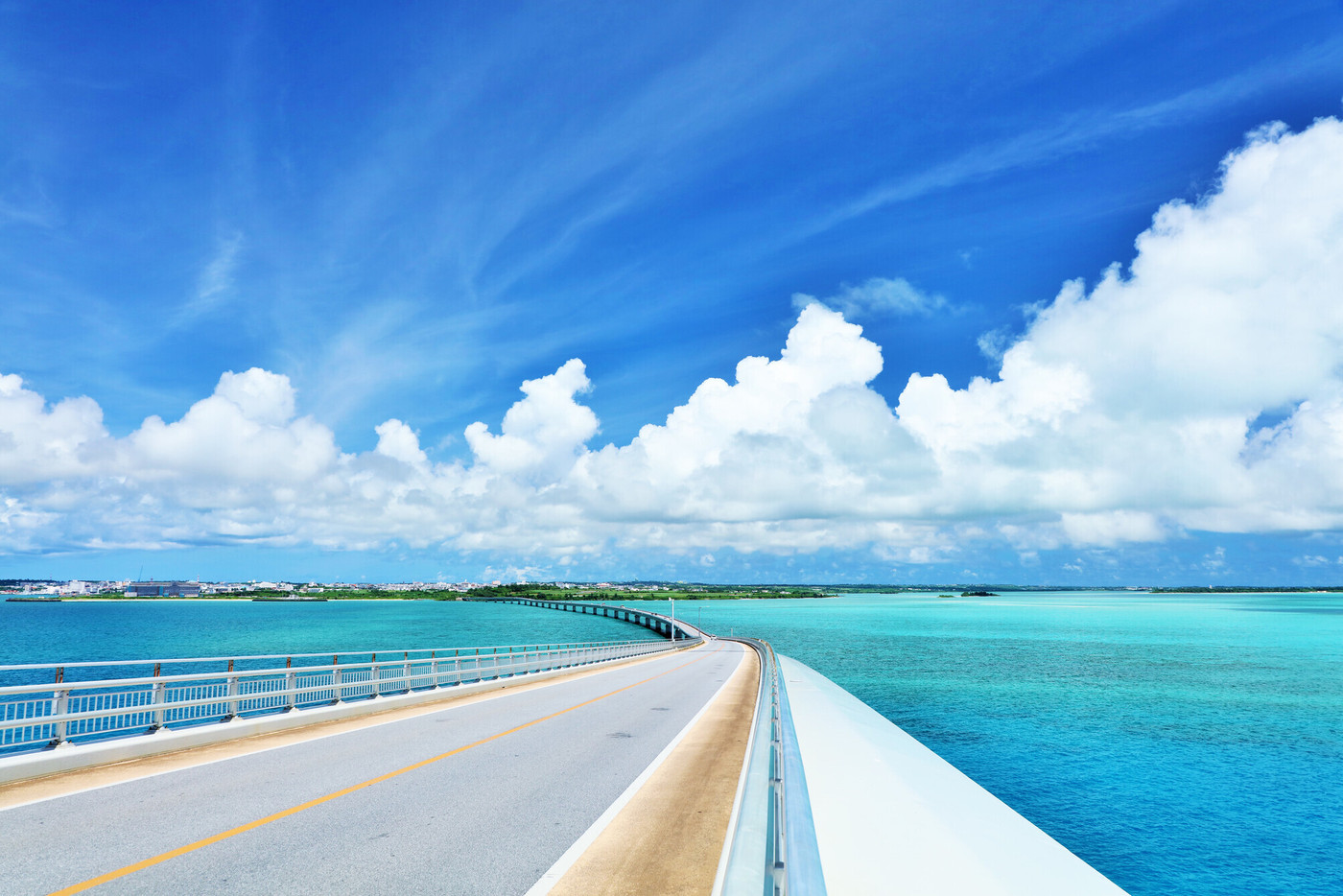 沖縄　伊良部大橋からの青空と海