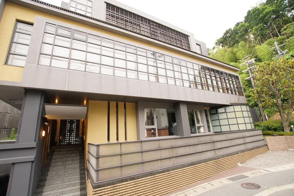 施設の正面 (日没後)