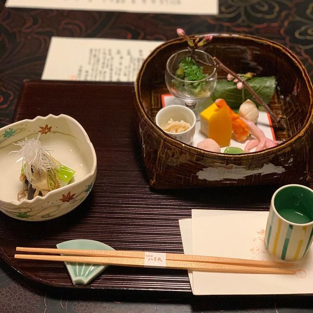 小さな子連れには嬉しい部屋食。子どもの相手でご飯を食べられずにいる時には配膳スピードを遅くしてくれたりと、丁寧なおもてなしを感じたそう / 1