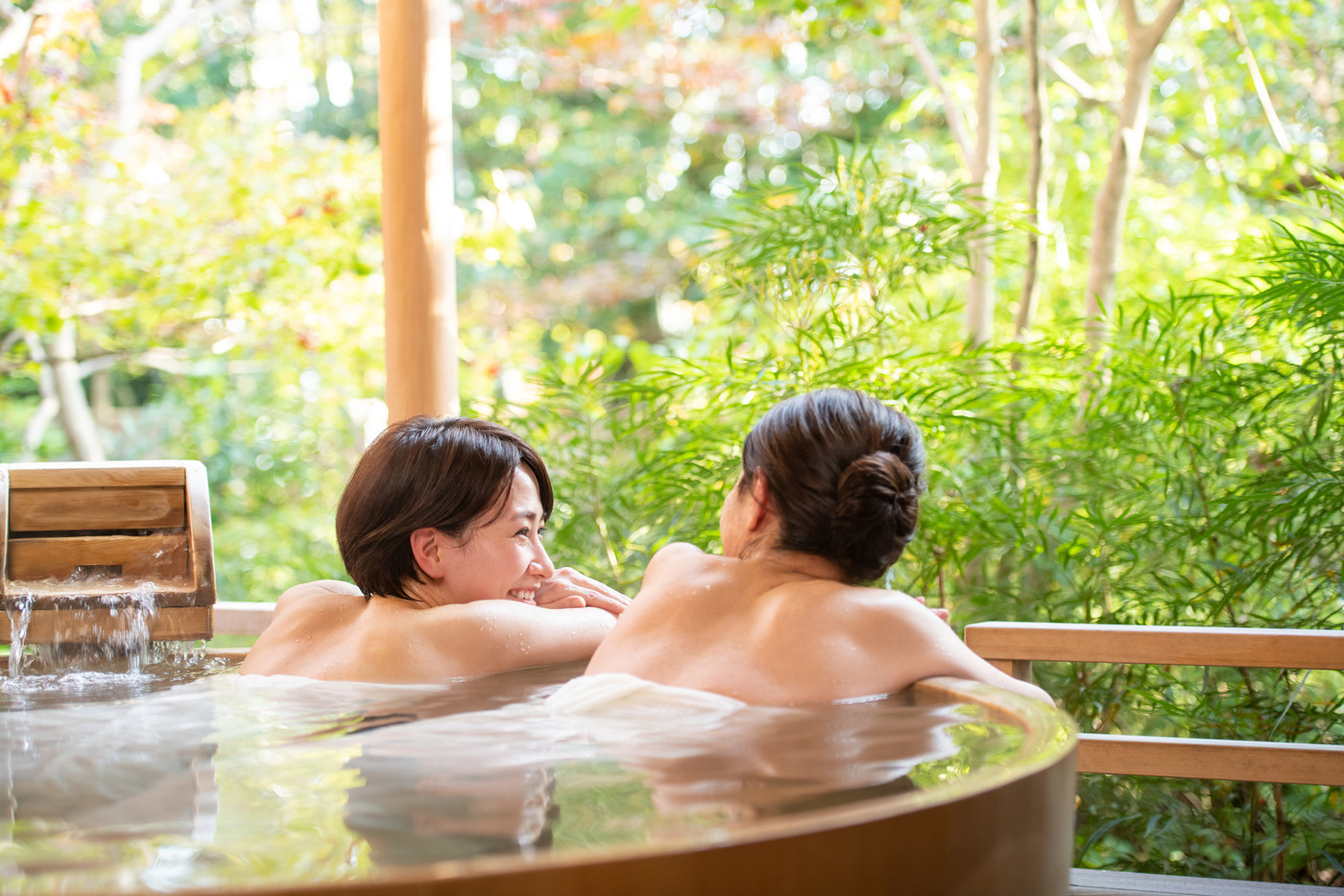 露天風呂 入浴 女子旅 温泉旅行イメージ 