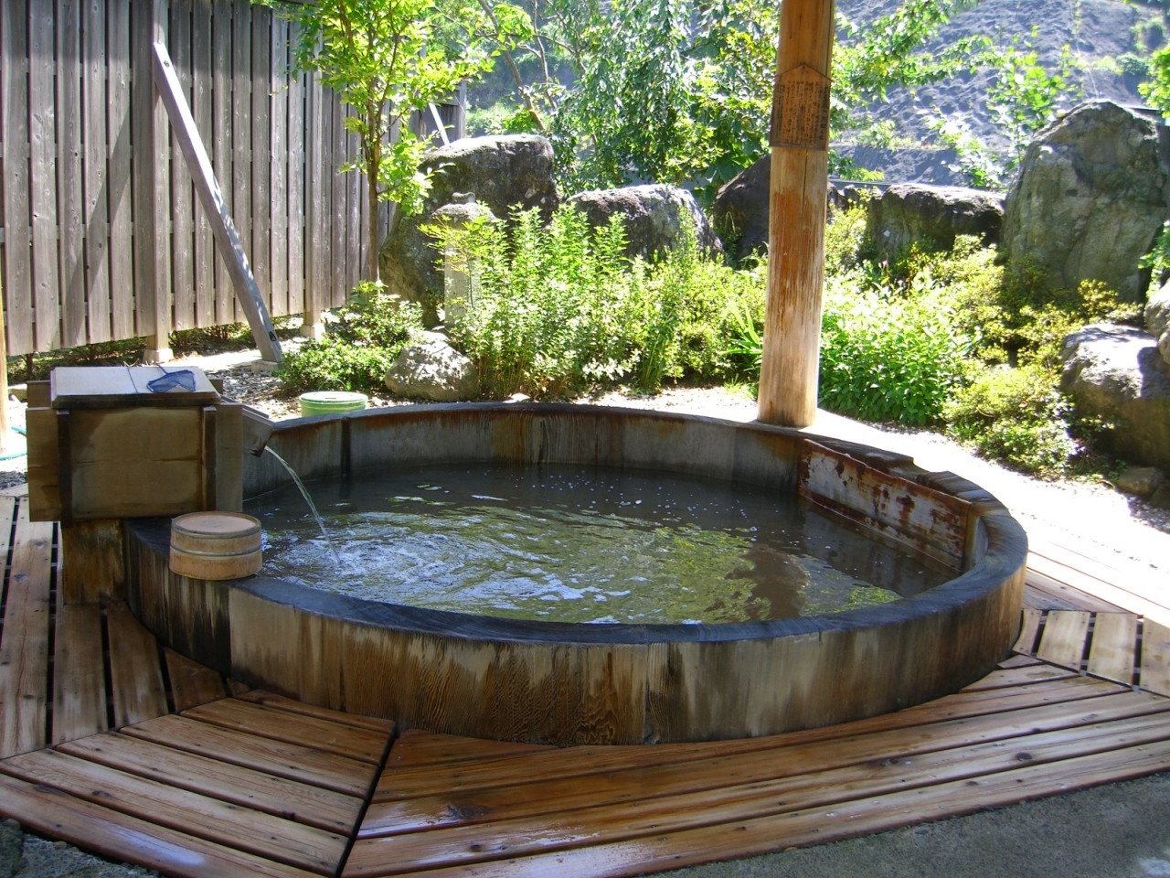 源泉100％かけ流しの天然温泉を、檜の露天風呂で満喫！3526652