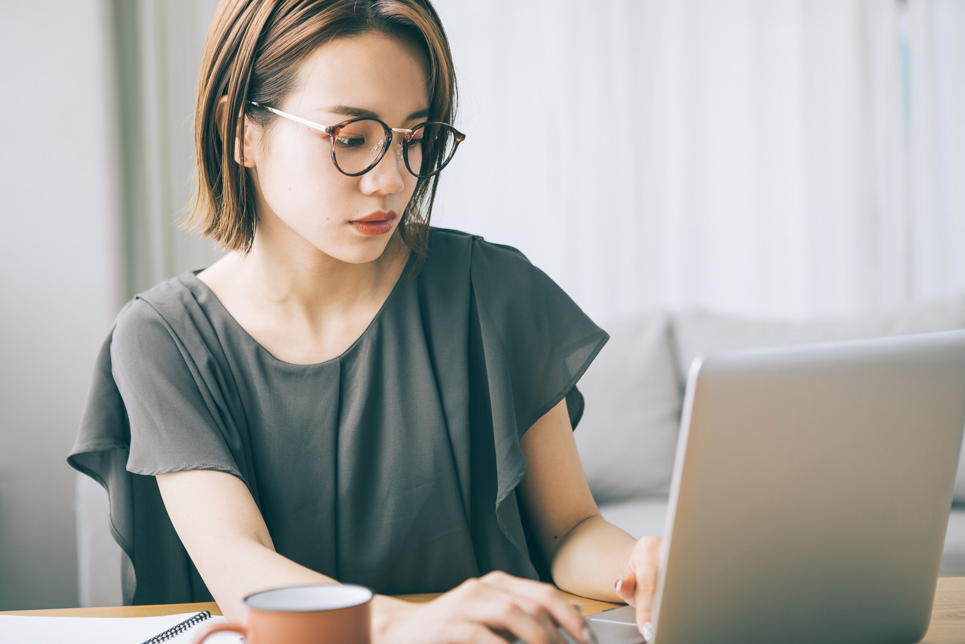 テレワークをする女性