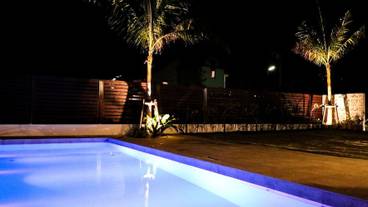 施設の正面 (日没後) / 7