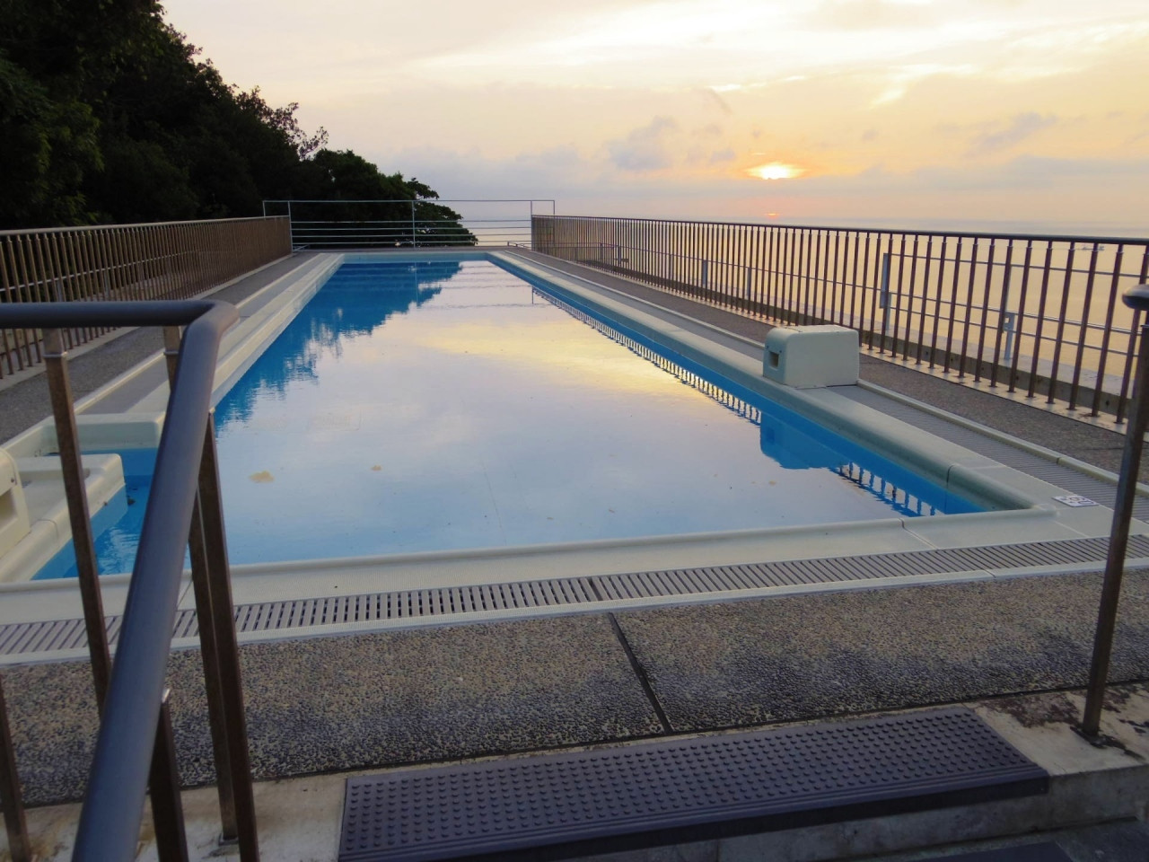 どこまでも続く海と空にうっとり♡目の前に海が広がる絶景プール3465625