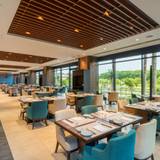 広々ダイニングで
色とりどりの朝食
 / 5