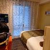部屋はやや手狭。