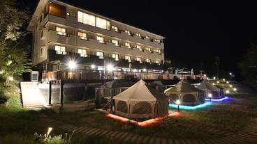 施設の正面 (日没後) / 1