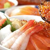 箱根湯本温泉 天成園（神奈川県 旅館）：朝食に出てくる「海鮮丼」は、好みの食材を食べられる量だけ盛ってもらえます。 / 3