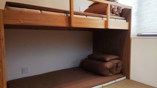 トリプルルーム 共用バスルーム (チェックイン午後10時まで)