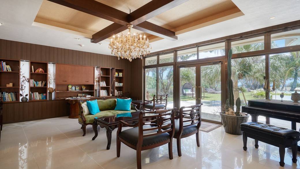 ロビーのソファ / 2