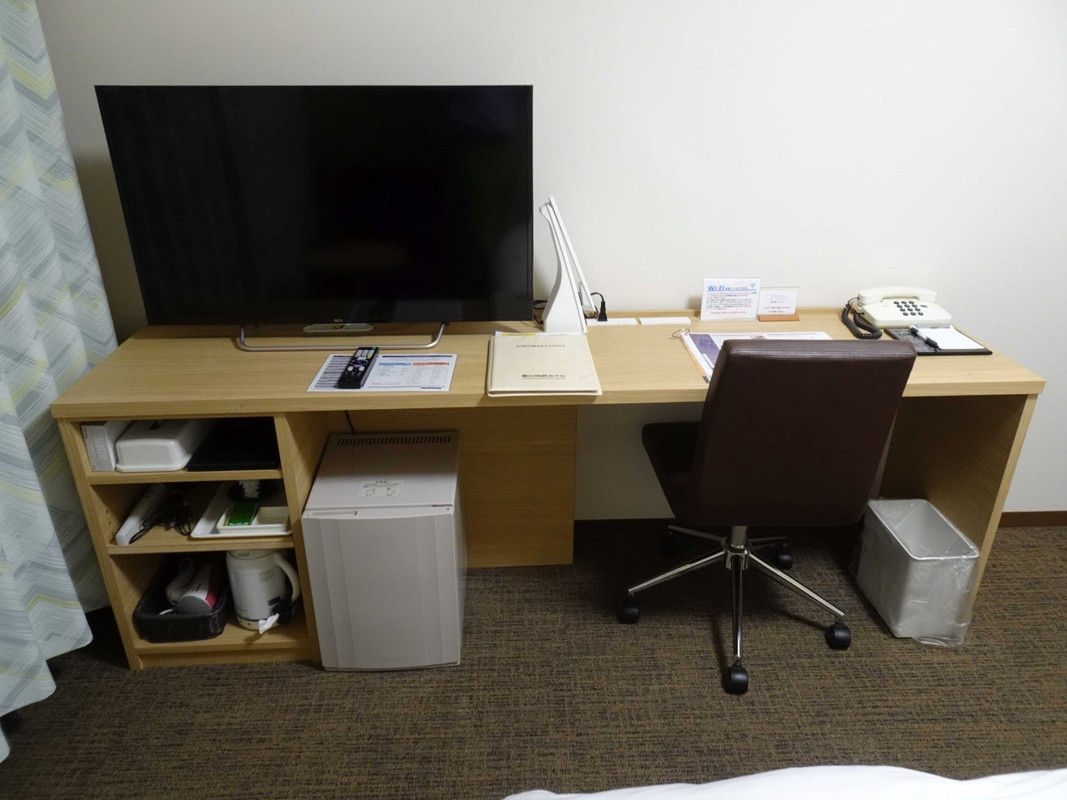 テレビと机周り