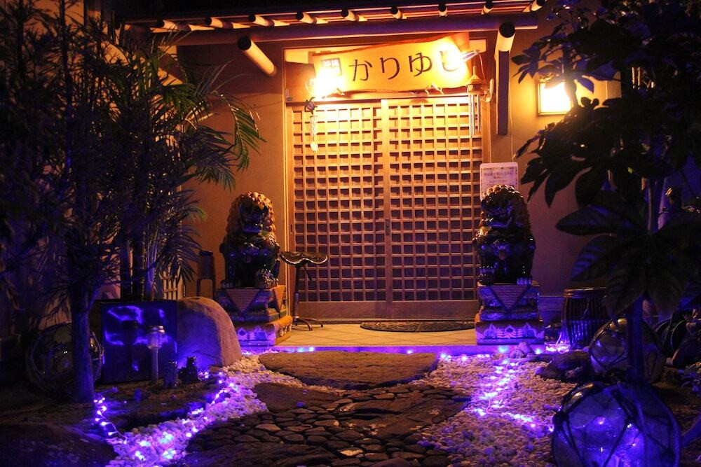 施設の正面 (日没後)