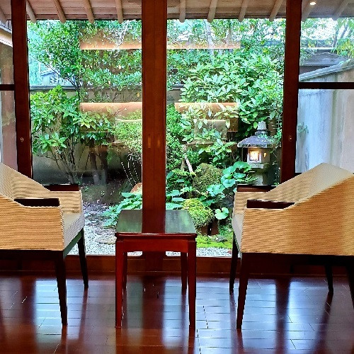 客室から庭を眺める