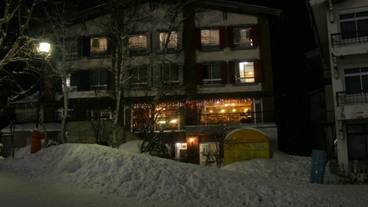 施設の正面 (日没後) / 1