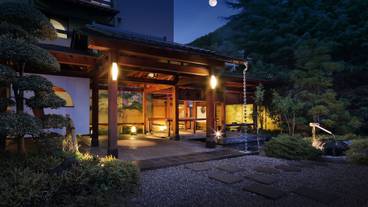 施設の正面 (日没後) / 2