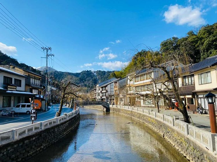 夕食までの時間は外湯巡りを楽しみました♪夕食後は外の街並みを散策。温泉街の夜の雰囲気がとても素敵でしたよ♪