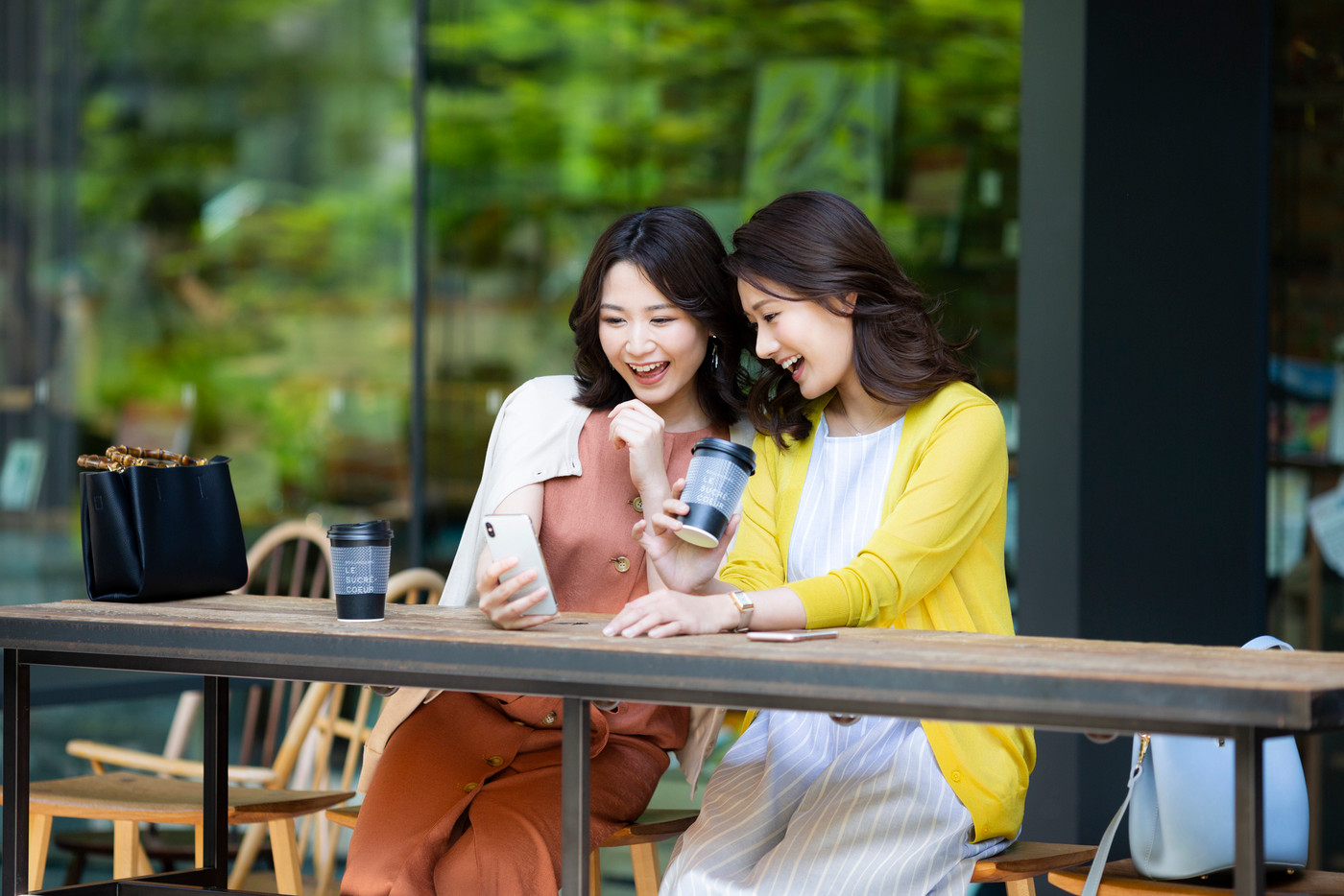 若い女性 カフェ