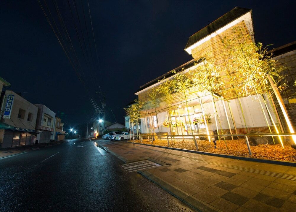 施設の正面 (日没後)