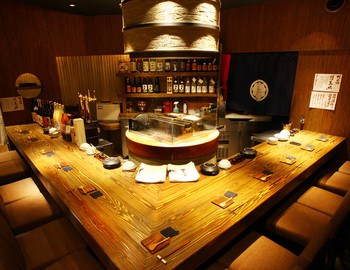 「もつ吉 本店」内観 761607 木造りの広々としたカウンター席