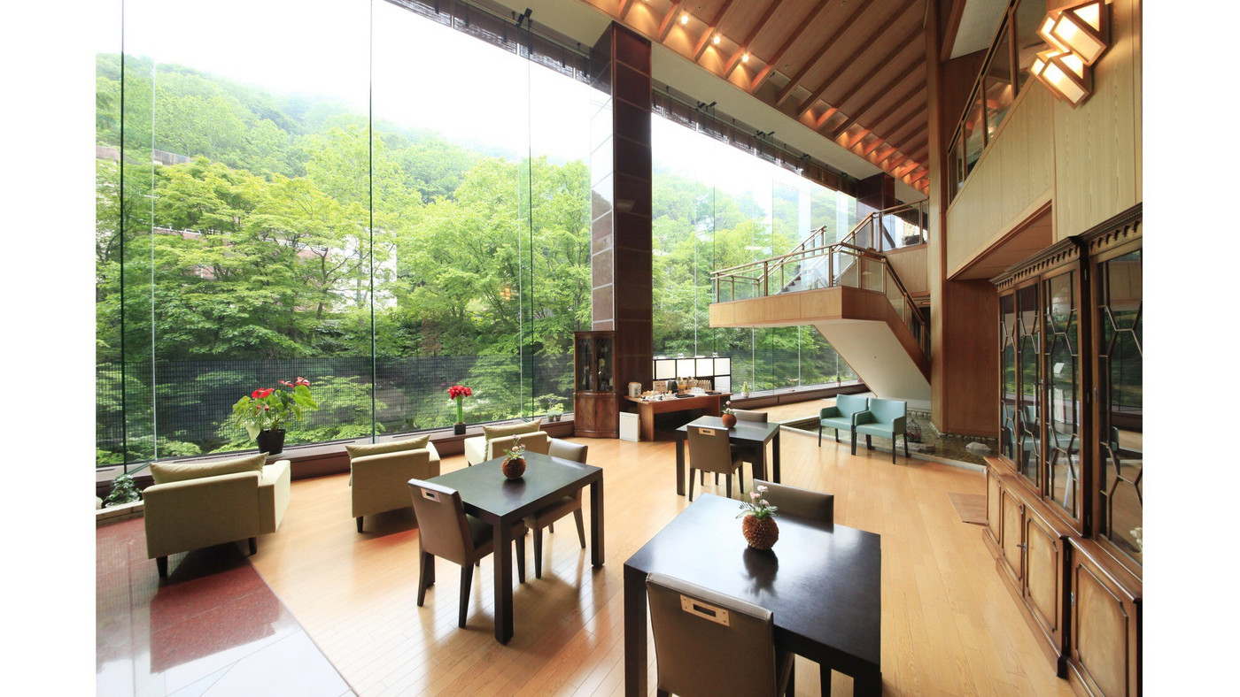 乳白色のにごり湯にひたりながら、登別の自然を満喫3385685