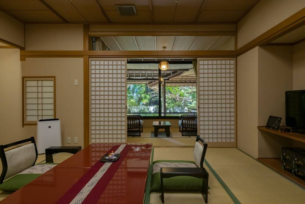 情緒あふれる日本庭園を抱きかかえるホテル3968469