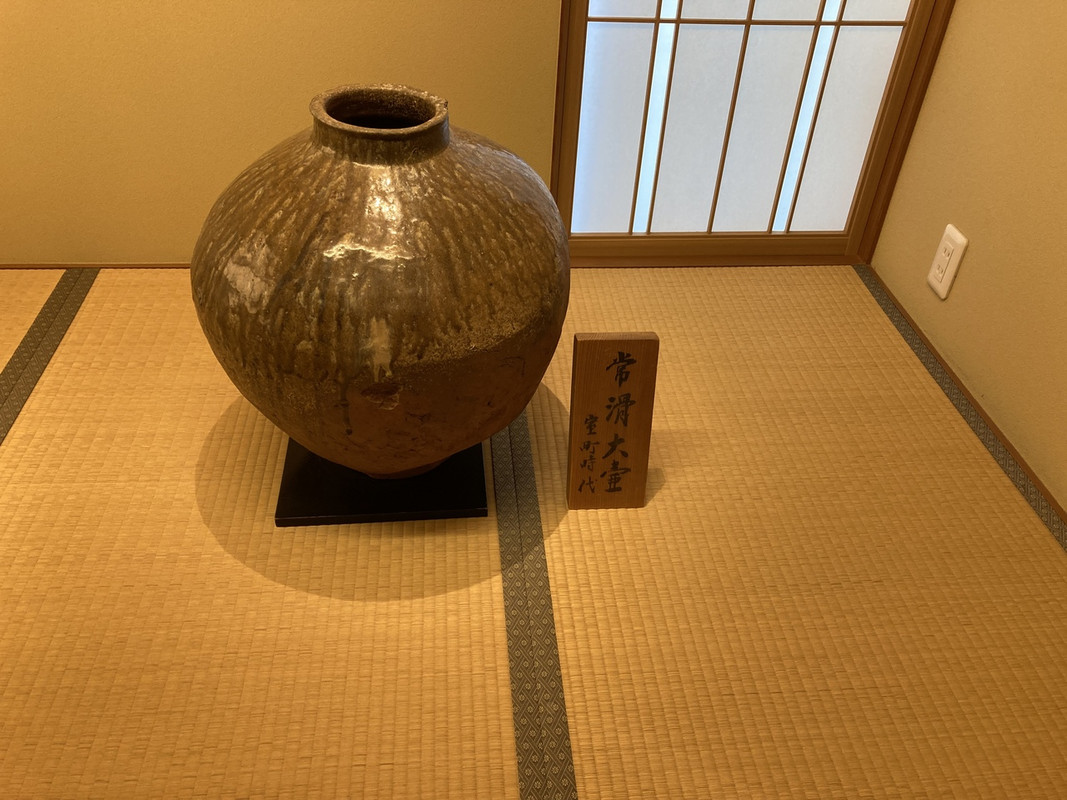 さりげなく飾られた壺は室町時代のもの